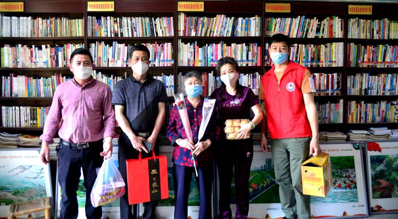 闽侯分公司到共建单位开展母亲节慰问活动--林岳铿 摄0.jpg